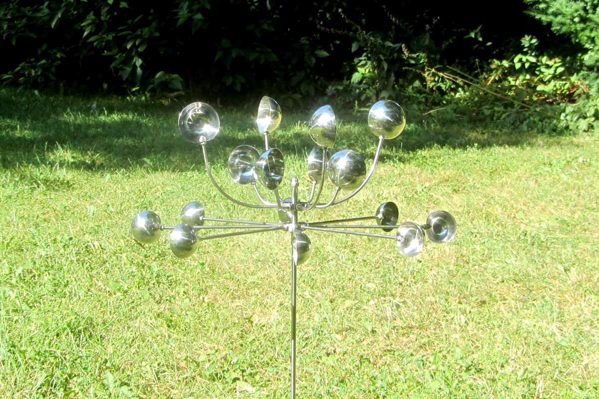 Kinetic wind spinner